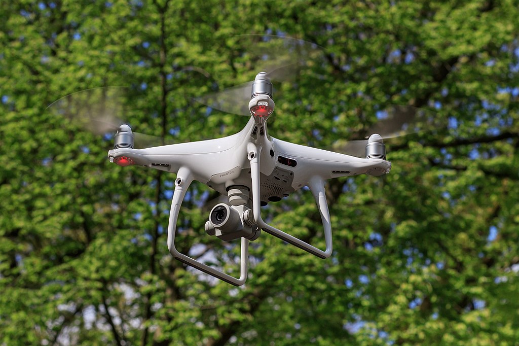 1024px-DJI_Phantom_4Pro_04-2017_img3_in_flight